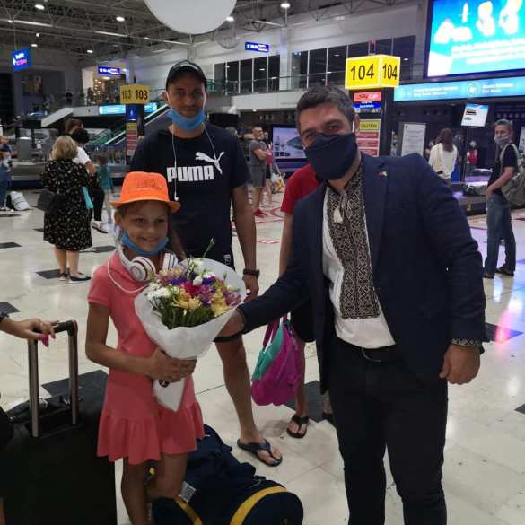 В вышиванке с хлебом-солью: консул Украины лично встречал первых туристов в Турции (ФОТО) | Русская весна