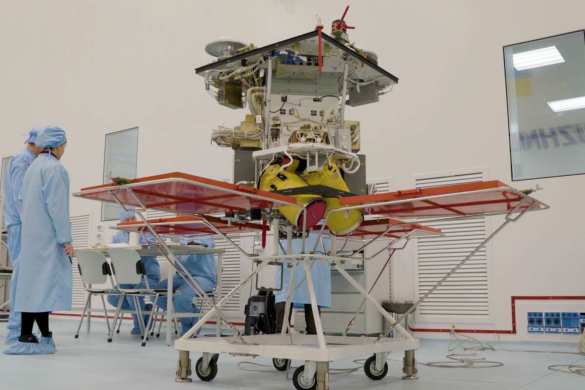 Нардеп показал украинский спутник, который полетит в космос (ФОТО) | Русская весна