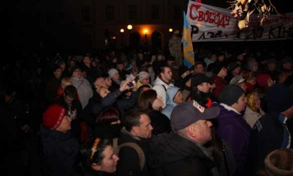 Под Днепропетровской ОГА состоялся митинг в поддержку «УКРОПа» (ФОТО) | Русская весна