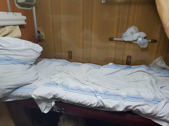 «Остаться в живых»: в поезде «Укрзализныци» оторвалась полка (ФОТО, ВИДЕО) | Русская весна