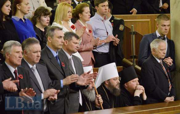 Представители Украинской православной Церкви не встали в знак почтения к «героям Украины» из «АТО» | Русская весна