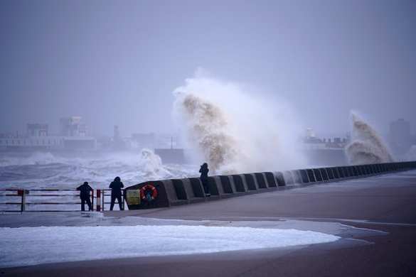 На Западную Европу обрушился ураган и шторм: много пострадавших (+ВИДЕО, ФОТО) | Русская весна