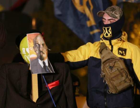 «Изгнать совковую идеологию»: в Киеве сожгли чучело Ленина (ФОТО, ВИДЕО) | Русская весна