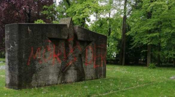 В Германии изуродовали могилы советских солдат (ФОТО) | Русская весна