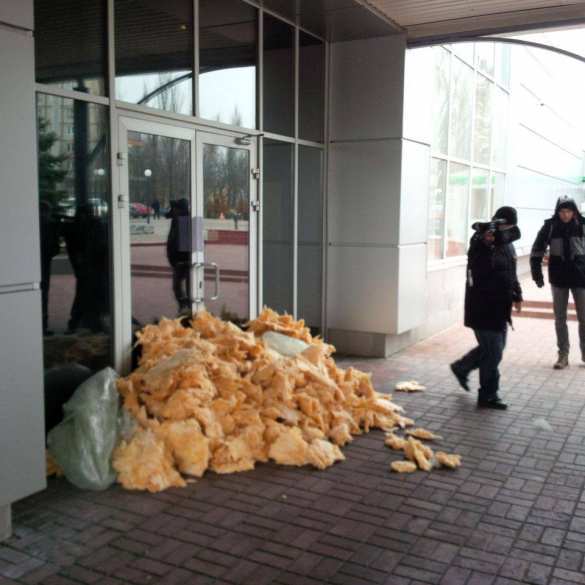 В Киеве забросали ватой входы в офисы нескольких телеканалов (ФОТО) | Русская весна