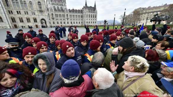 Тысячи венгров вышли на протест против «рабских законов» (+ФОТО, ВИДЕО) | Русская весна