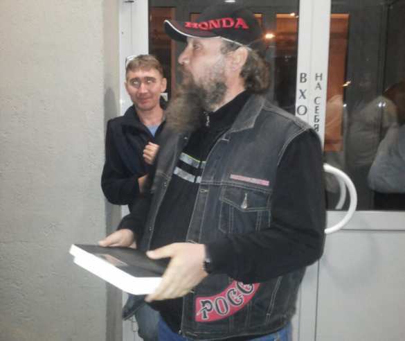 Новосибирск: Антимайдан принес весы к зданию избиркома для контроля за голоданием Волкова и либеральных активистов (ФОТО) | Русская весна