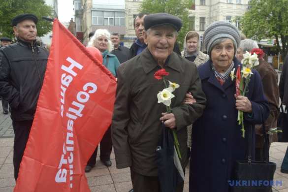 Типичная Украина: Неонацисты избивают стариков на первомайском митинге в Виннице (+ФОТО, ВИДЕО) | Русская весна