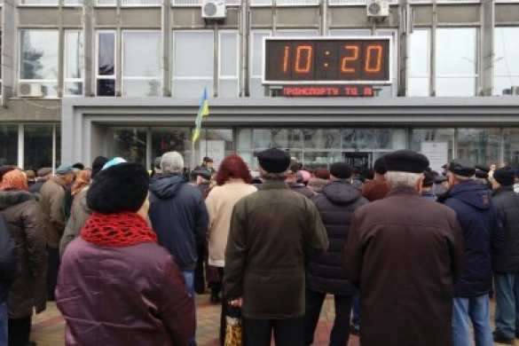 «Тарифный майдан» в Виннице: протестующие прорываются в горсовет (ФОТО, ВИДЕО) | Русская весна