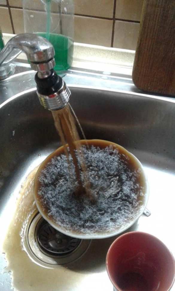 Во Львове из кранов потекла коричневая вода (ФОТО) | Русская весна