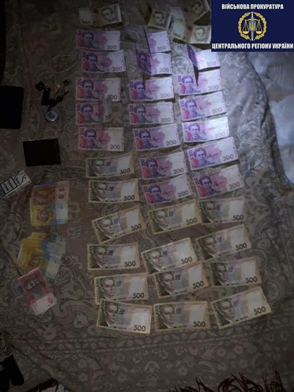 Бизнес по-украински: боец ВСУ снимал с танков и продавал динамическую броню (ФОТО) | Русская весна