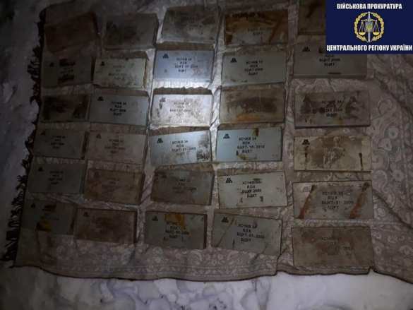 Бизнес по-украински: боец ВСУ снимал с танков и продавал динамическую броню (ФОТО) | Русская весна