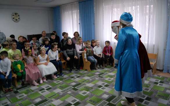 В Луганске детей с ограниченными возможностями поздравили с новогодними праздниками активисты проекта «Волонтёр» (ФОТО) | Русская весна