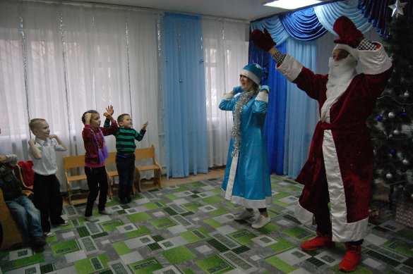 В Луганске детей с ограниченными возможностями поздравили с новогодними праздниками активисты проекта «Волонтёр» (ФОТО) | Русская весна