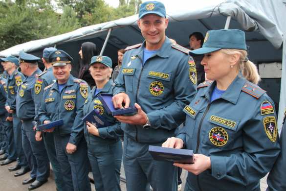 Глава ДНР вручил ключи от квартир спасателям Республики (ФОТО) | Русская весна