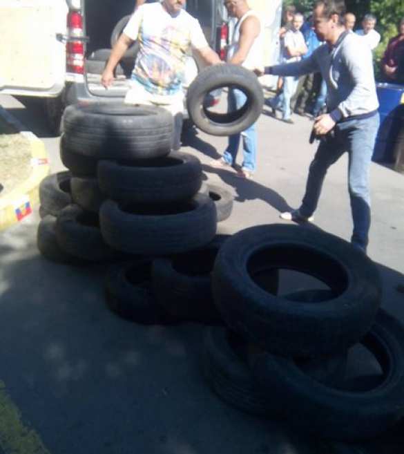 Во Львове радикалы собираются громить российский банк, уже подожгли покрышки (ФОТО) | Русская весна