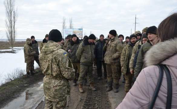 Антисанитария и отсутствие элементарных бытовых условий заставили украинских военных идти пешком с полигона в прокуратуру (ФОТО, ВИДЕО) | Русская весна