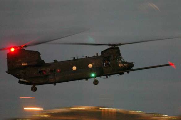 Chinook — Боинг CH-47 «Чинук» (Boeing CH-47 Chinook) — американский тяжёлый военно-транспортный вертолёт продольной схемы. Пассажировместимость: 33–55 солдат или 24 лежачих больных с 2 сопровождающими. Секретная база спецназа США обнаружена в сирийском Алеппо (ФОТО) | Русская весна