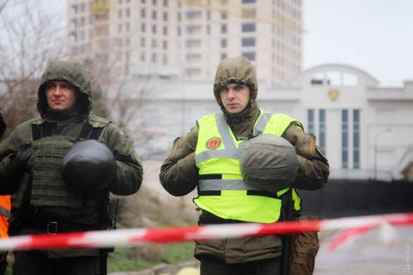 Одесса: противотанковые ежи и биотуалет вместо кабинки для голосования у консульства России (ФОТО, ВИДЕО) | Русская весна