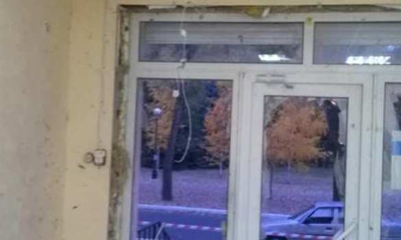 Выборы по-украински: В Днепропетровской области в штаб партии бросили взрывчатку, ранен охранник | Русская весна