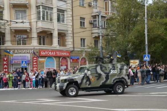 Мариуполь пытаются удержать украинством: шествия в вышиванках, мини-парады. А за городом стрельба (фото, видео) | Русская весна