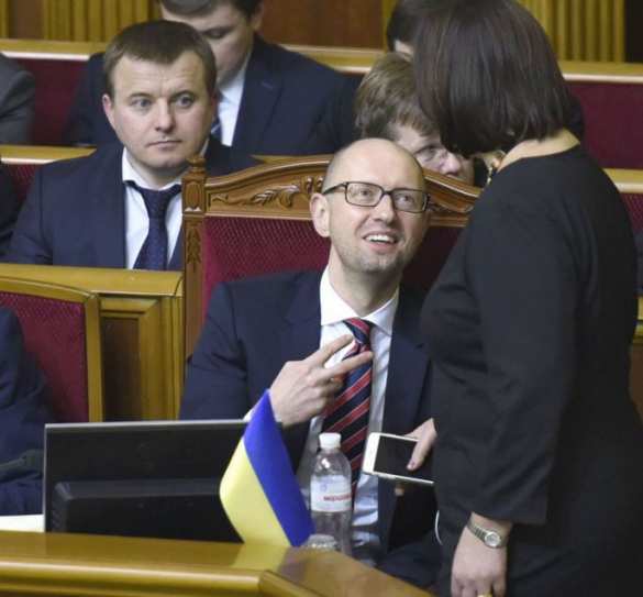 Убеждал, улыбался и пил водичку: как Яценюк вел себя в Раде (ФОТОЛЕНТА) | Русская весна