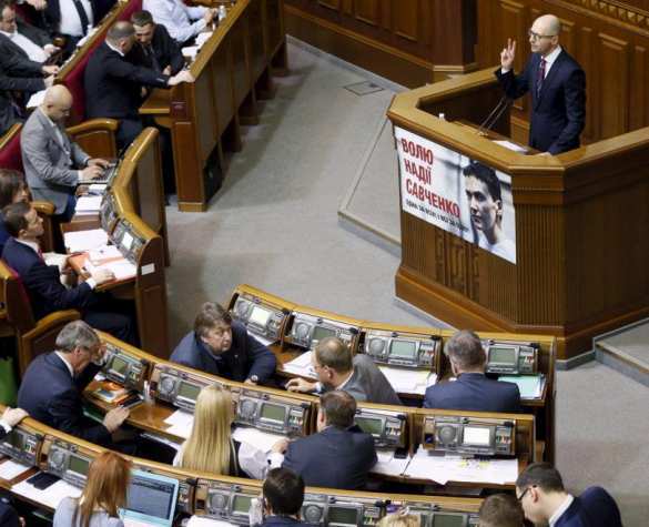 Убеждал, улыбался и пил водичку: как Яценюк вел себя в Раде (ФОТОЛЕНТА) | Русская весна