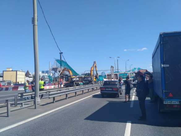 На трассе под Москвой рухнул пешеходный переход (ФОТО, ВИДЕО) | Русская весна
