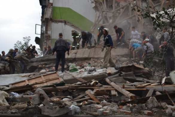 Снежное под огнем: из под завалов достали маленького мальчика (видео 18+) | Русская весна