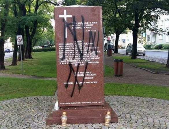 В Польше открыли памятник украинцам, спасавшим поляков от УПА (ФОТО) | Русская весна