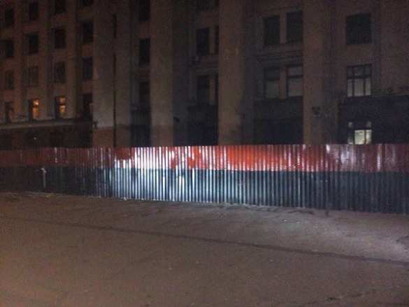 Одесситы «исправили» красно-черный забор вокруг Дома Профсоюзов (ФОТО) | Русская весна
