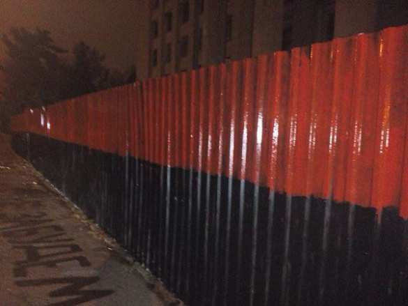 Одесситы «исправили» красно-черный забор вокруг Дома Профсоюзов (ФОТО) | Русская весна