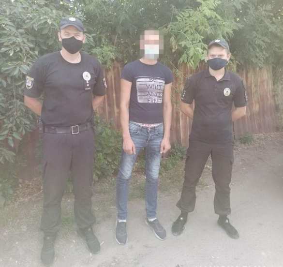 На оккупированной Луганщине «жовто-блакытному» не рады: местный житель сорвал и сжёг флаг (ФОТО) | Русская весна