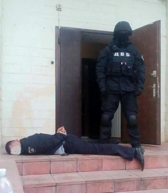 Киевские полицейские попались на торговле оружием (ФОТО)  | Русская весна