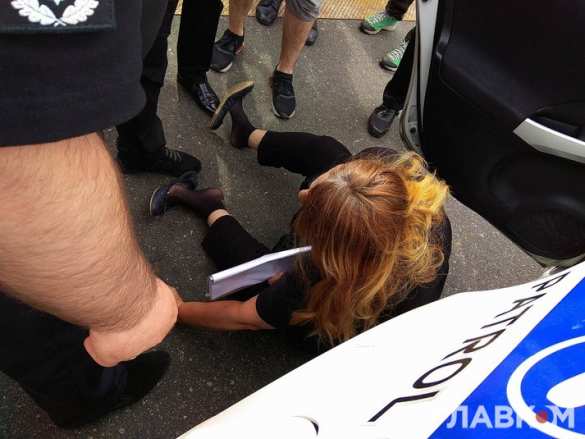 В Киеве жёстко задержали одну из организаторов «Бессмертного полка» (ФОТО) | Русская весна