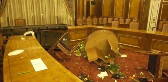 Армянский парламент захвачен: оппозиция требует отдать власть военным и отменить перемирие (+ФОТО, ВИДЕО) | Русская весна