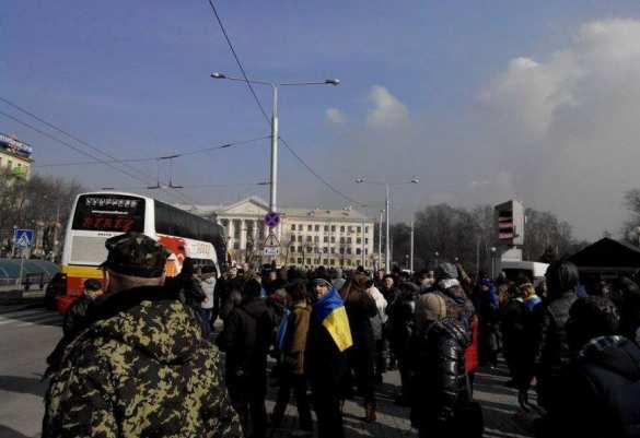 СРОЧНО: Столкновения в Запорожье — новый «Антимайдан» забросали яйцами и дымовыми шашками (ФОТО) | Русская весна