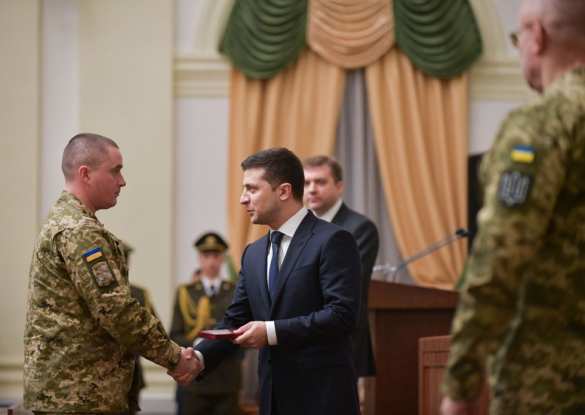 «Боится своей армии!» — украинцы в ярости из-за визита Зеленского к военным (ФОТО) | Русская весна