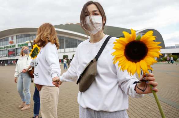 В Минске появилась «живая цепь» в знак солидарности с пострадавшими во время протестов (ФОТО, ВИДЕО) | Русская весна