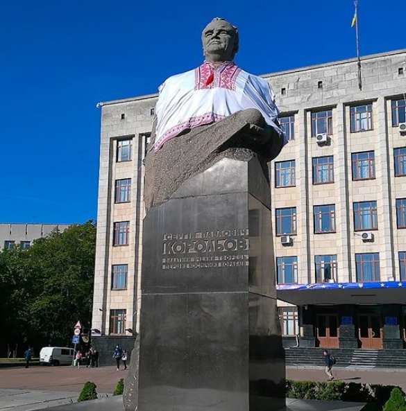 Село и космос: В Житомире памятник Королеву одели в вышиванку (ФОТО) | Русская весна