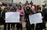 В День Дурака протестующие под посольством США в Киеве мычали, блеяли и ели капусту под лозунгами: «Мы не скоты!» | Русская весна