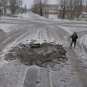 После «Урагана» в Горловке на улицах огромные воронки, город замерзает без отопления (ФОТО)