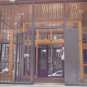 Ситуация под «Укрнафтой» спокойная, вход в здание охраняют люди в штатском без оружия (ФОТО)