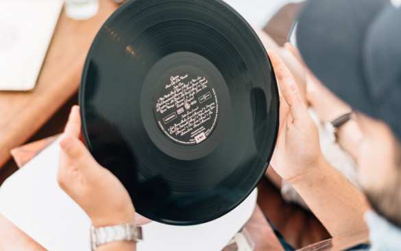 Виниловая пластинка и CD-диск: своеобразный подарок меломану | Русская весна