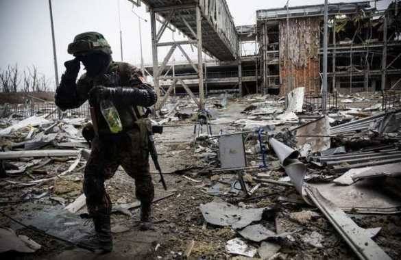 Volkswehr findet westliche Schusswaffen im Flughafen von Donezk | Русская весна
