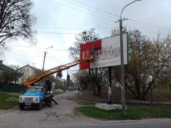 В Киеве бигборды с изображением «Небесной сотни» заклеиваются предвыборной агитацией Порошенко | Русская весна