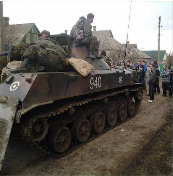 Прямо сейчас под Краматорском жители догнали и заблокировали БМД, вертолеты не смогли их запугать | Русская весна