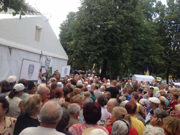 Милиция жалуется, что не может остановить раздачу гречки в Чернигове | Русская весна