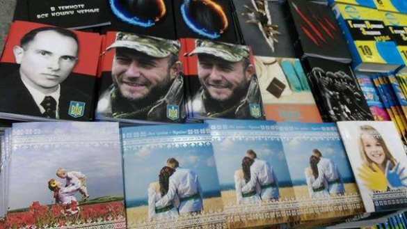 На Украине выпустили школьные тетрадки с Бандерой и Ярошем (ФОТОФАКТ) | Русская весна