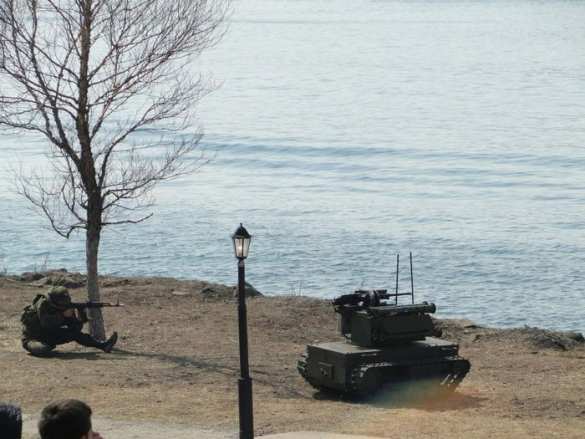 Робот-пограничник открыл огонь по «диверсантам» | Русская весна